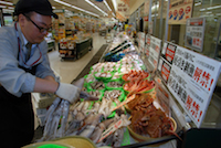 「常磐物」の魚が2年7カ月ぶりに並んだいわき市のスーパー鮮魚売り場