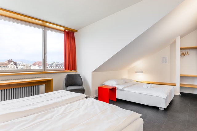 Grosses Zimmer mit Blick über die Stadt Zürich