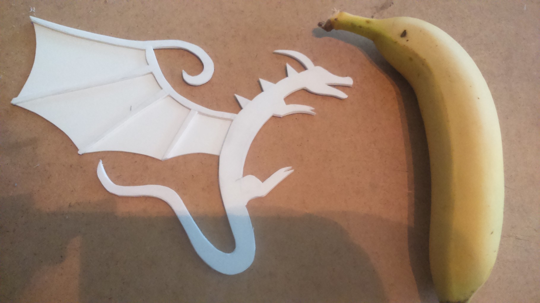 Dragon sur la ceinture. Je me suis tué les doigts à couper ca dans le pvc. Banana for scale