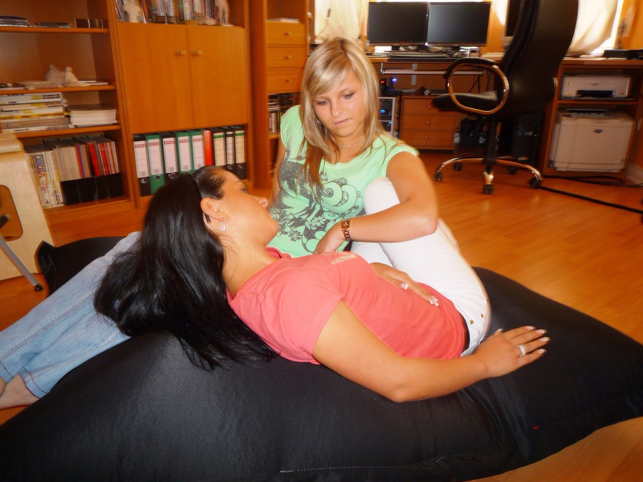 Ina and Olga posing for 3D-Scan