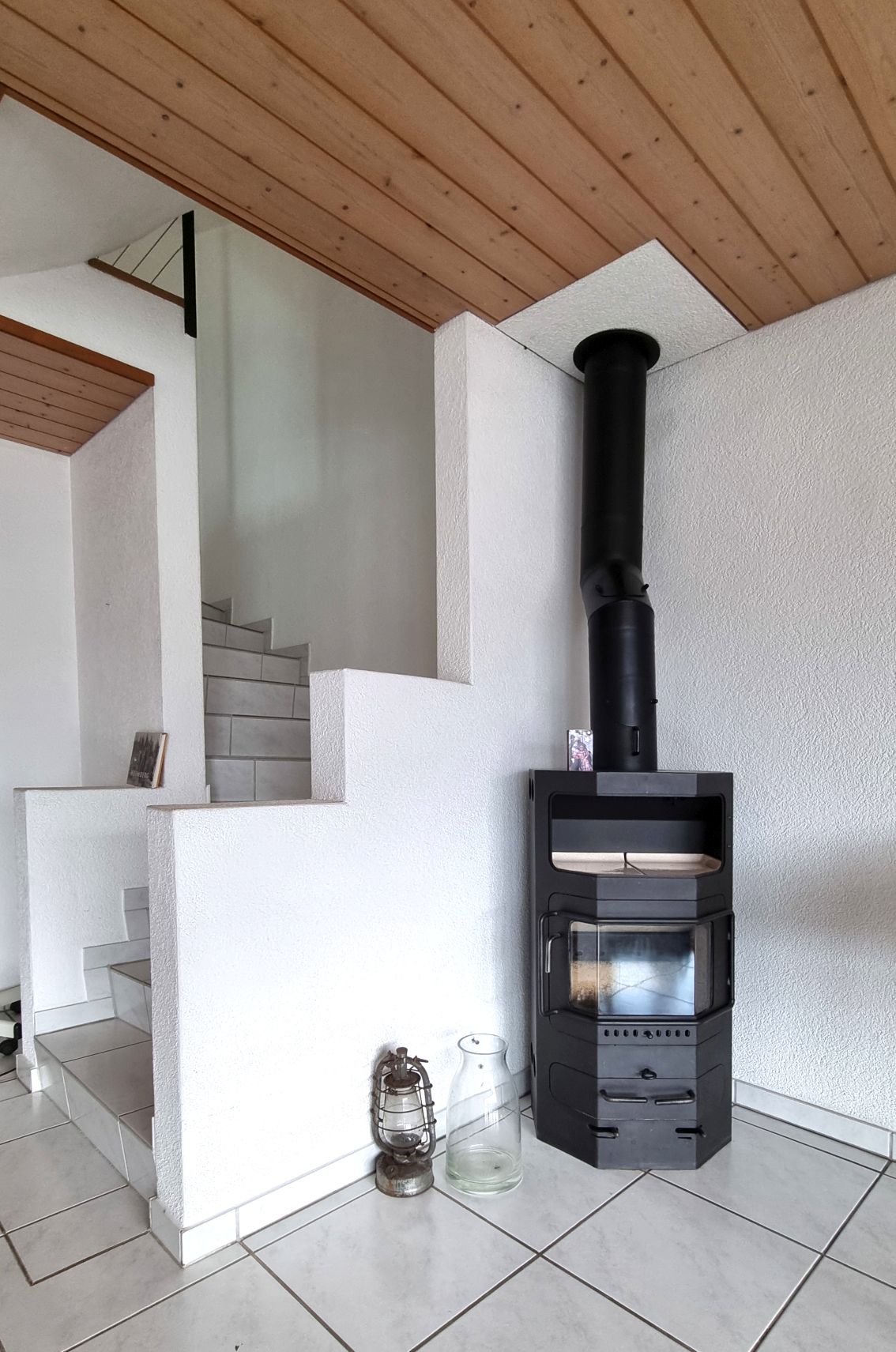 Schwedenofen in Wohnzimmer mit Treppe