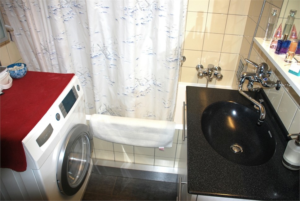 Badezimmer / WC mit Waschmaschine