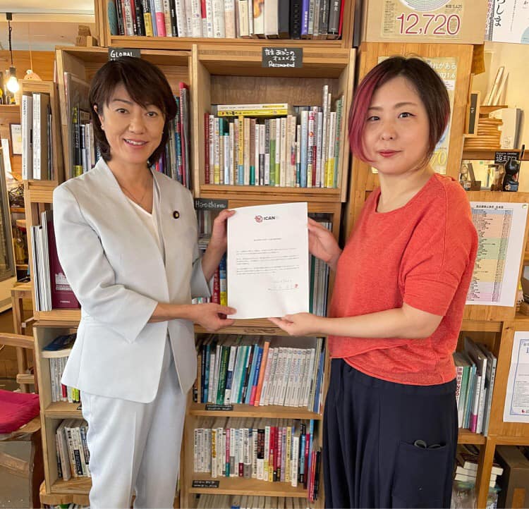 三上えり議員にICAN Parliamentary Pledgeに署名いただきました