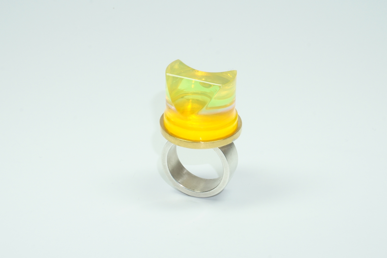 „Zylinder“; Ring; Silber 935, teilweise vergoldet,  Acrylglas: orange, rosa, blau, grün, blau; 2016