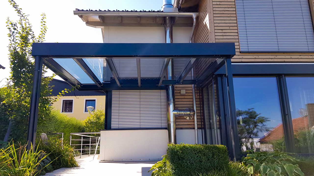 Moderne Pergola mit Fixverglasung am Dach für einen lichtdurchlässigen Schutz gegen Schnee und Regen