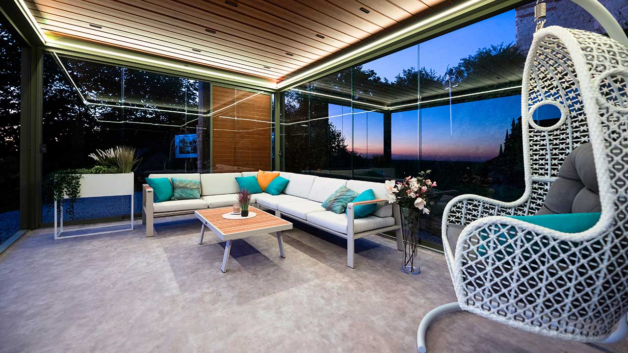 Einzigartige Atmosphäre dank Pergola mit Lamellendach und LED Beleuchtung.