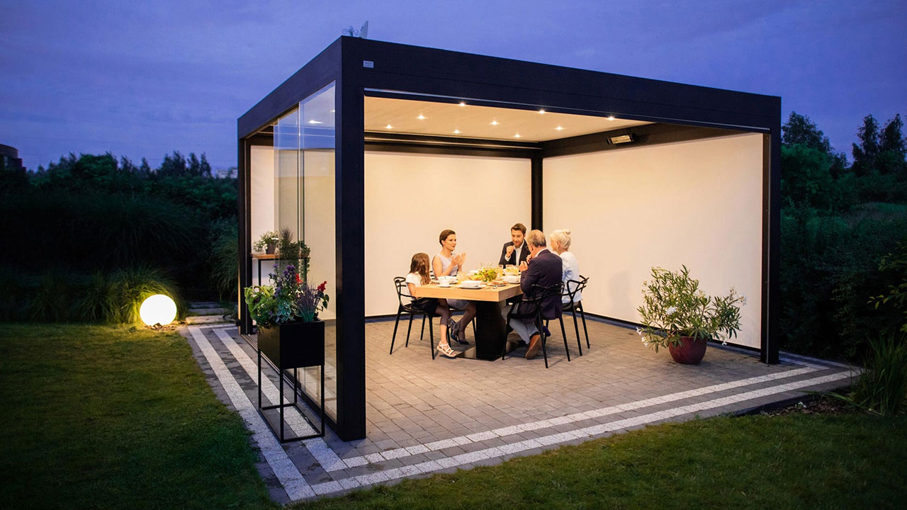 Pergola mit Zip-Screen (senkrecht verlaufende Jalousien) unter freiem Himmel.