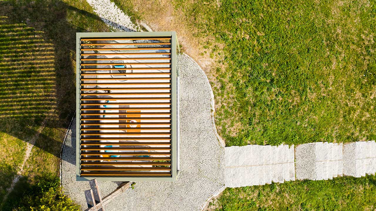 Drohnenaufnahme einer Pergola mit Lamellendach, schön gestalteter Garten