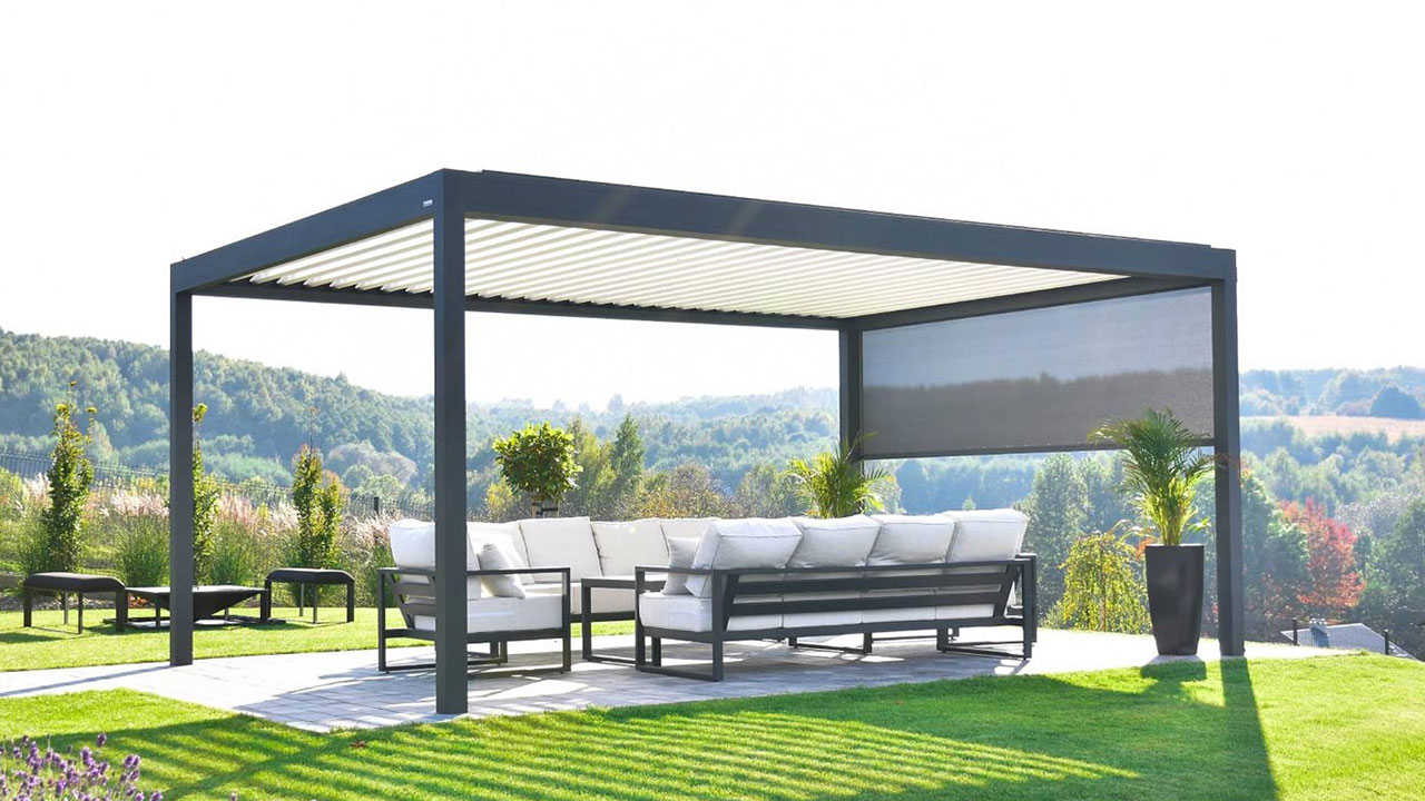 Pergola mit Zip-Screen (senkrecht verlaufende Jalousien) als Schutz vor Wind, Sonne und Blicken.