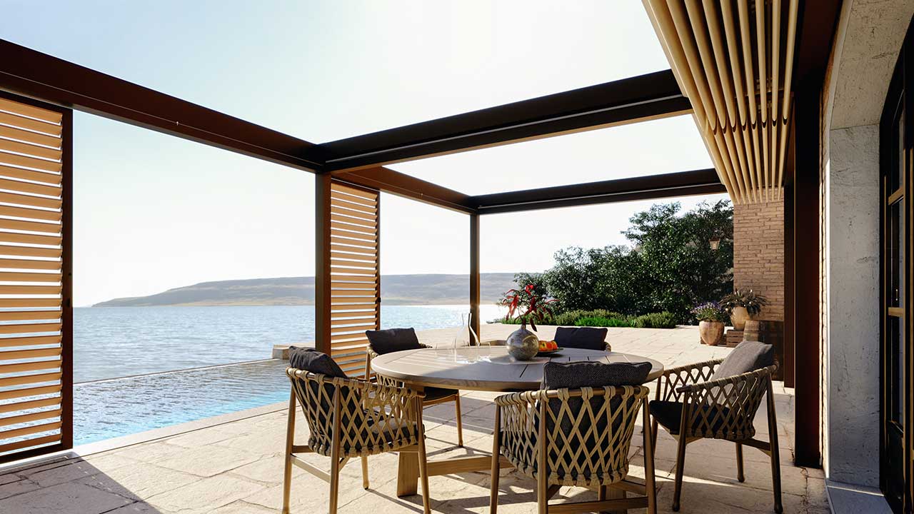 Faltdach- bzw. Planendach-Pergola auf der Terrasse mit Blick aufs Meer.