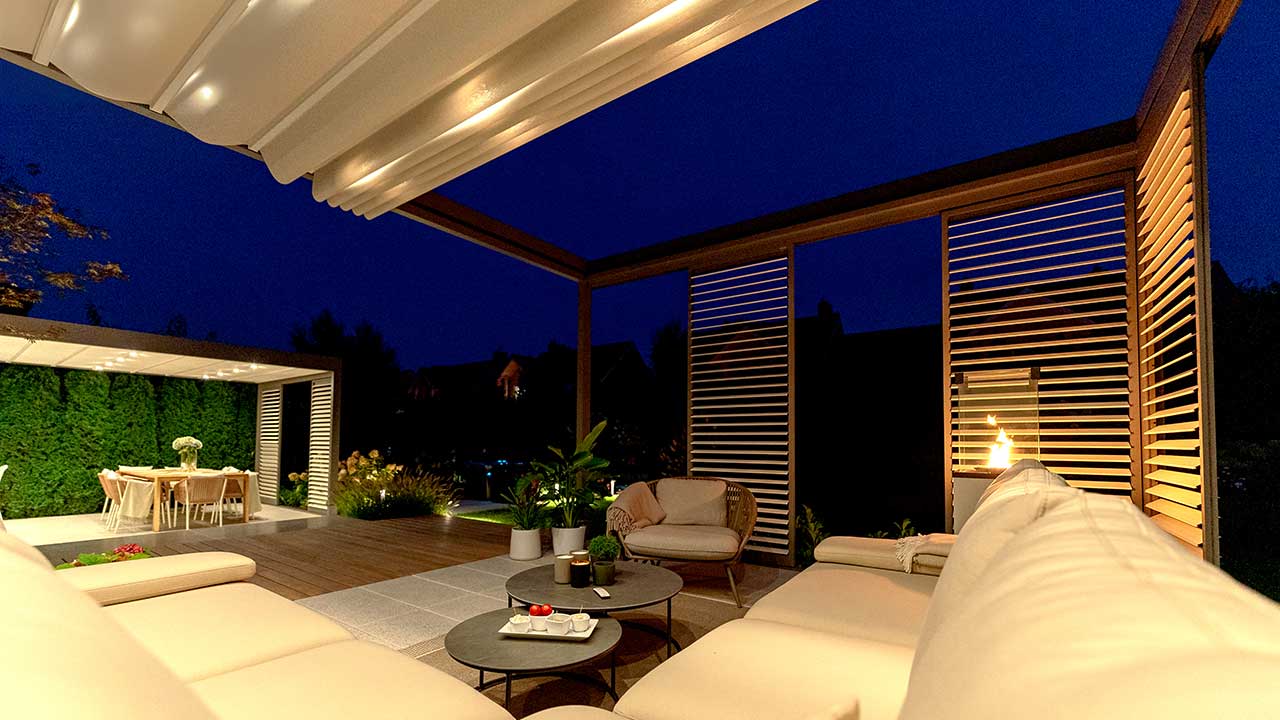 Wandmontierte Faltdach- bzw. Planendach-Pergola auf der Terrasse. 