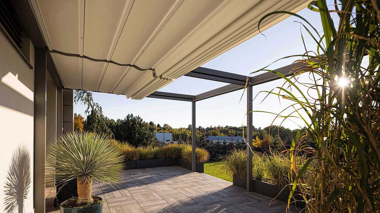 Planendach- bzw. Faltdach-Pergola auf der Terrasse.