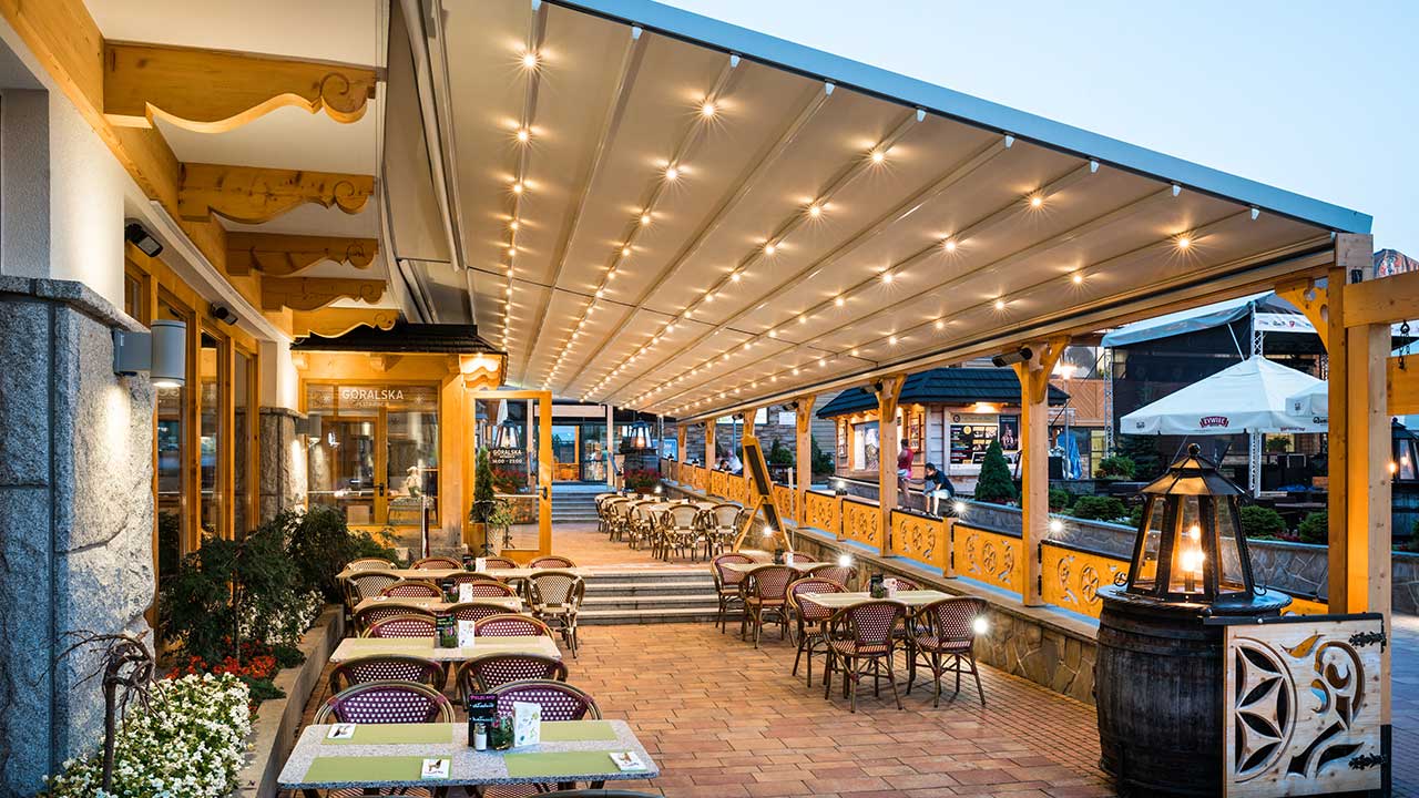 Wandbefestigte Pergola mit einem Faltdach bzw. Planendach