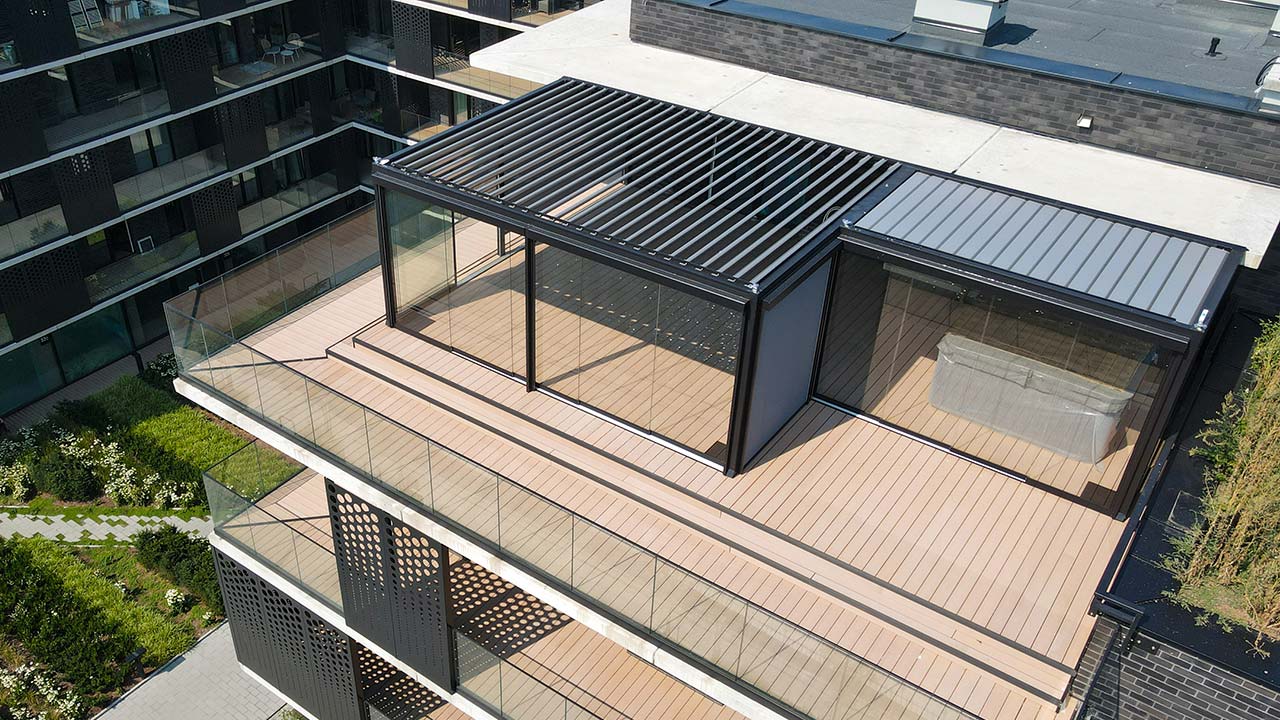 Moderner Sommergarten, Pergola auf der Dachterrasse.