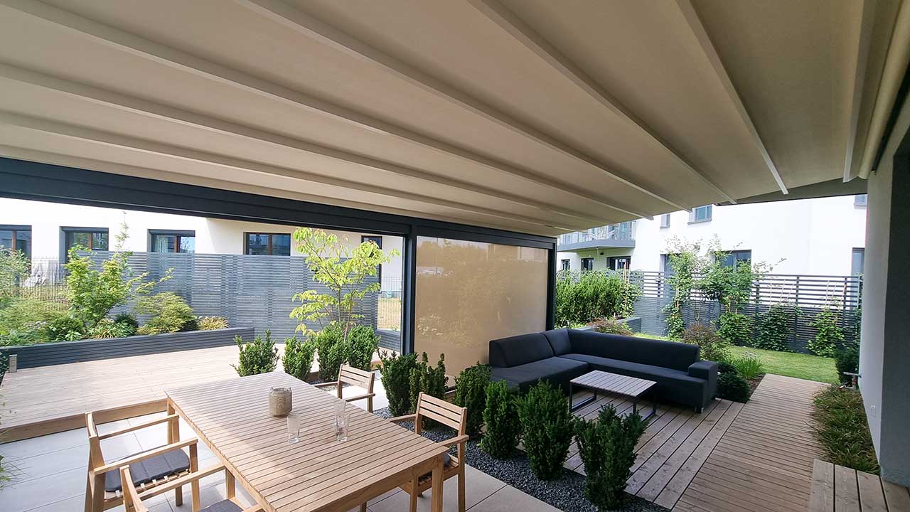 Moderne wandmontierte Pergola im schönen Garten. Terrasse mit Fliesen- und Holzboden.