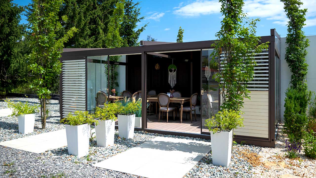 Schlichte freistehende Pergola mit Shutter für eine individuelle Beschattung.