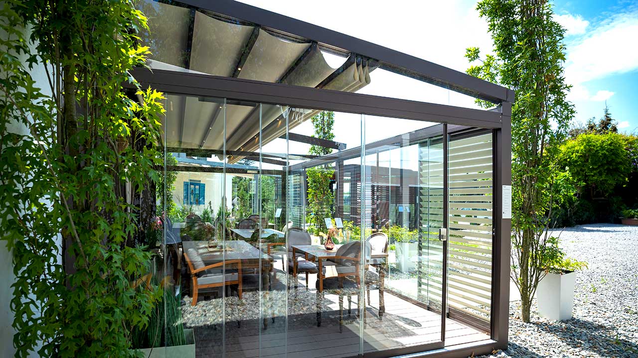 Faltdach mit Glasschiebeelemente für optimalen Schutz vor Wind und Wetter.
