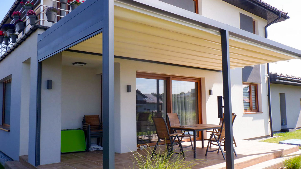 Wandmontierte Planendach- bzw. Faltdach-Pergola auf der Terrasse.