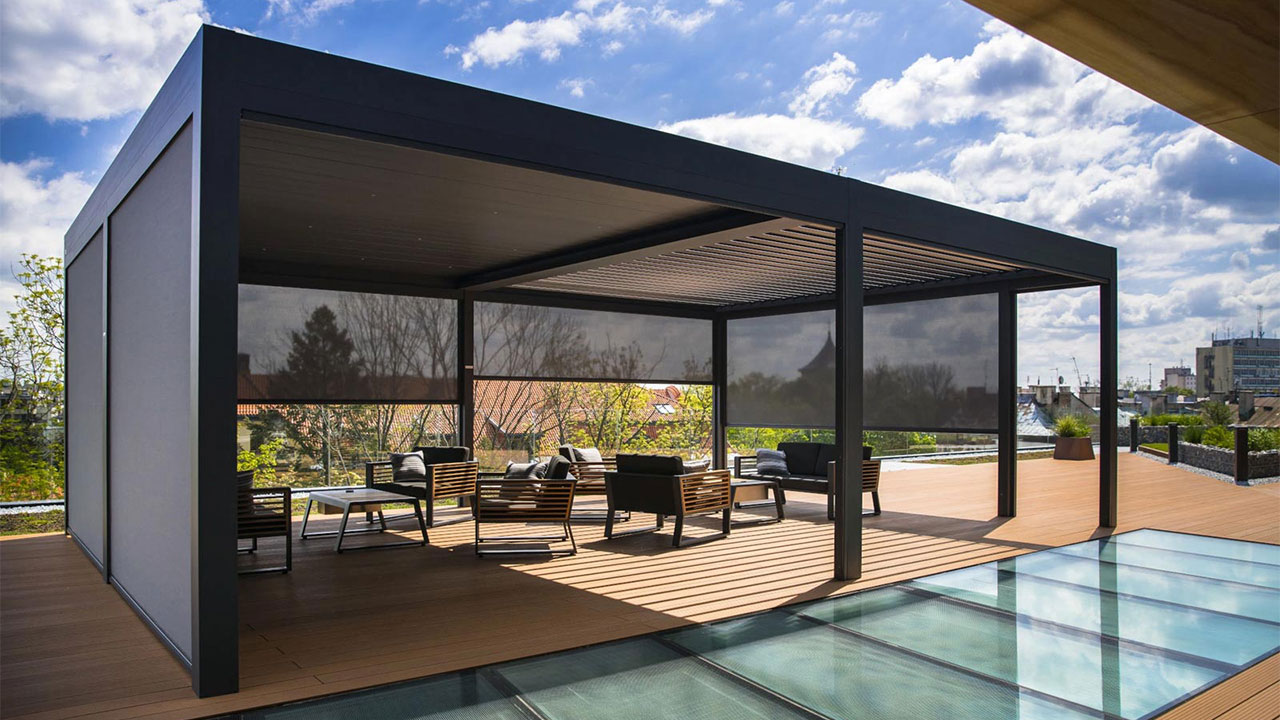 Moderne Pergola mit Zip-Screen (senkrecht verlaufende Jalousien) auf der Dachterrasse.