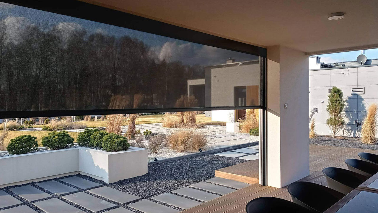 Pergola mit Zip-Screen (senkrecht verlaufende Jalousien) als Schutz vor Wind, Sonne und Blicken.