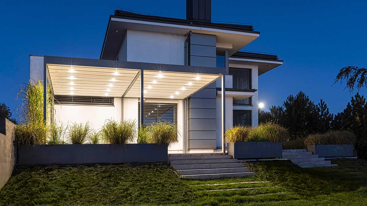 Planendach- bzw. Faltdach-Pergola auf der Terrasse mit LED-Beleuchtung sorgt für absolutes Urlaubsfeeling.