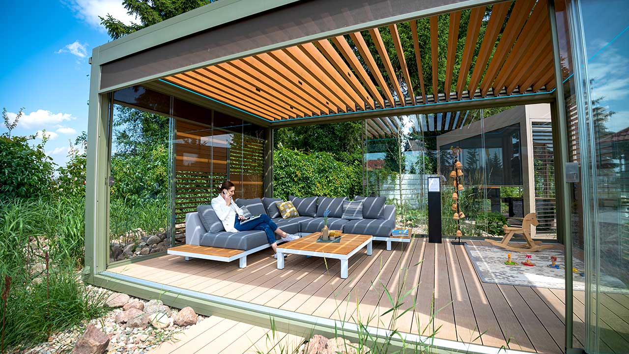 Freistehende Lamellendach Pergola sorgt für einen geniale Erweiterung deines Outdoor-Bereichs.