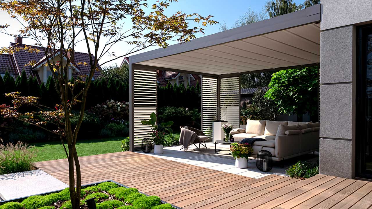 Wandmontierte Faltdach- bzw. Planendach-Pergola auf der Terrasse. 