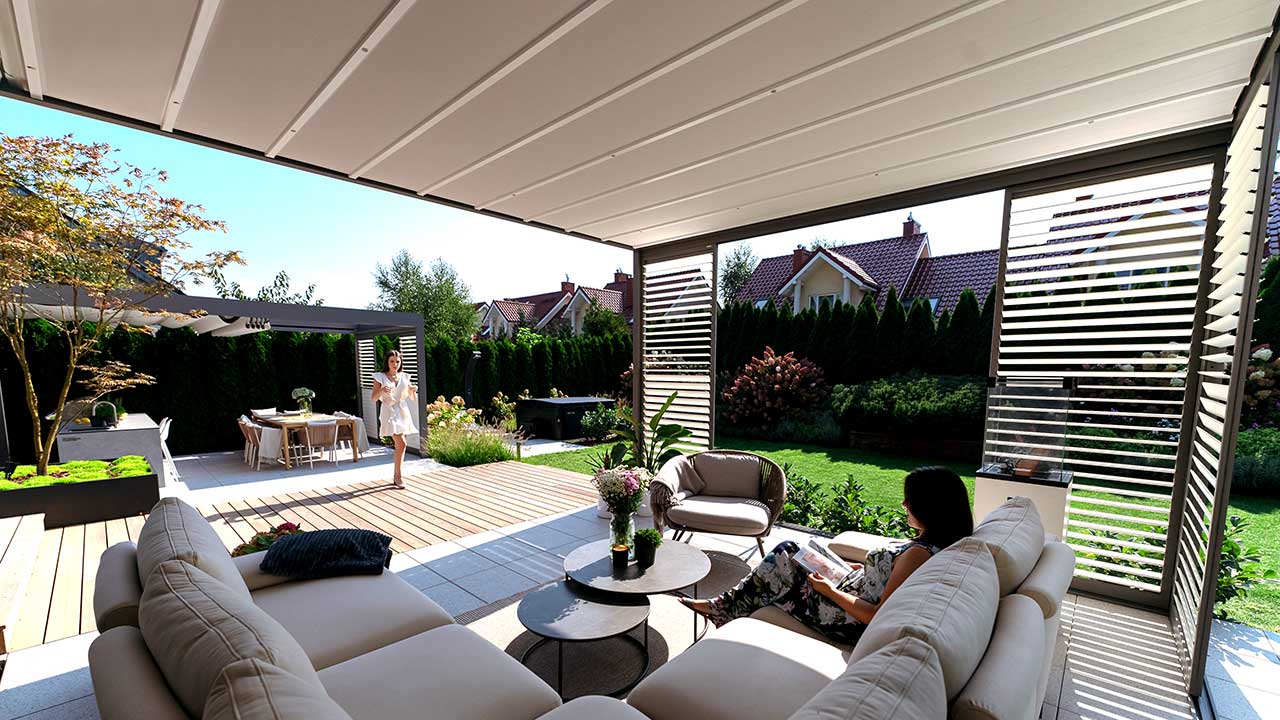 Wandmontierte Faltdach- bzw. Planendach-Pergola auf der Terrasse. 
