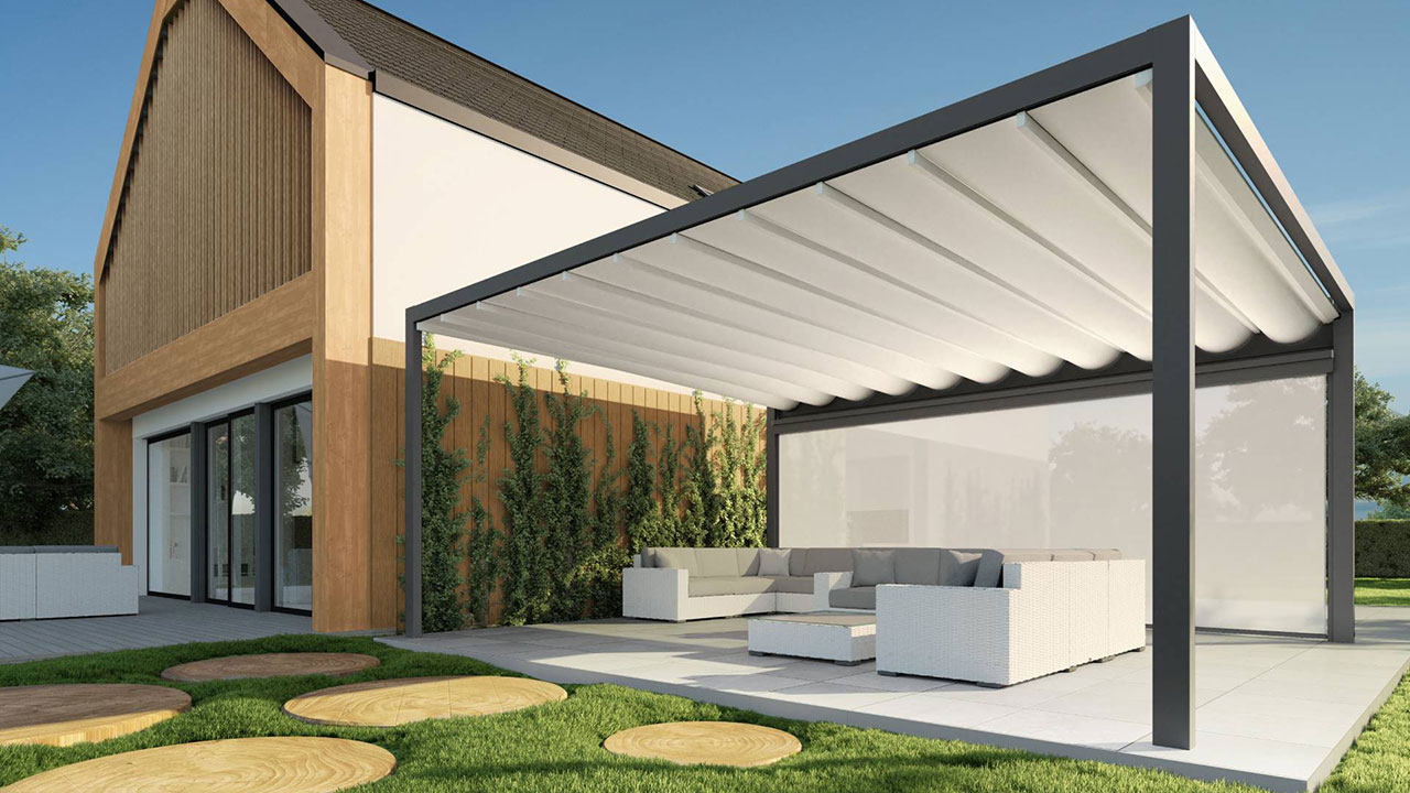 Schlichtes freistehende Planendach- bzw. Faltdach-Pergola auf der Terrasse.