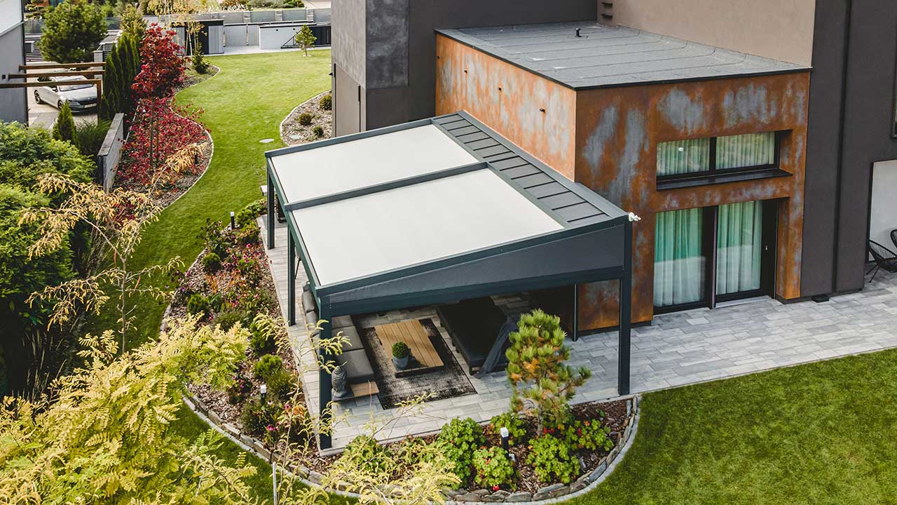 Wandbefestigte Pergola mit einem Faltdach bzw. Planendach