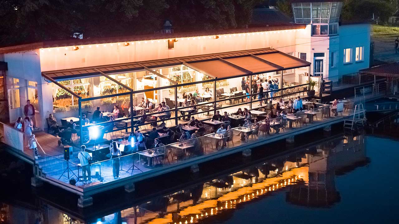 Praktische und aneinander gereihte Flatdach bzw. Planendach Pergolen, optimal für Gastronomiebetrieb oder Hotel