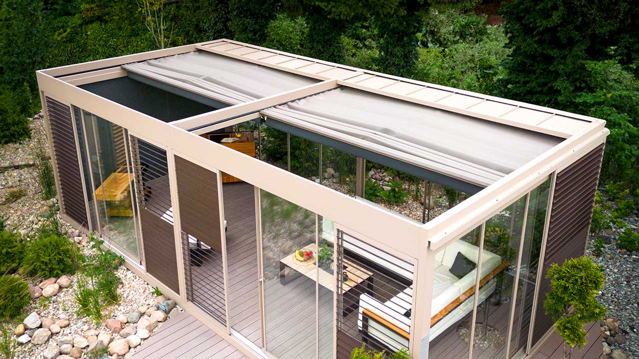 Freistehende Faltdach- bzw. Planendach-Pergola im Garten. 