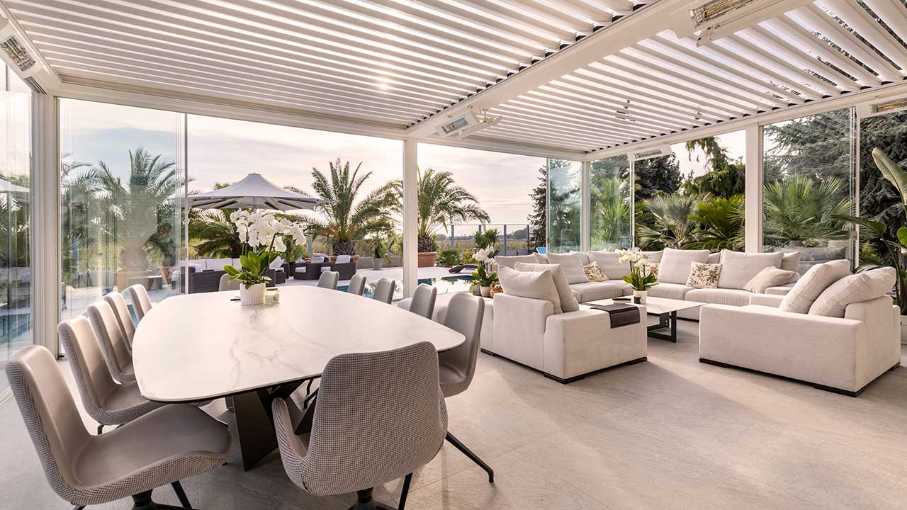 Große Pergola mit Lamellendach auf der Terrasse für einen zusätzlichen Wohlfühlraum