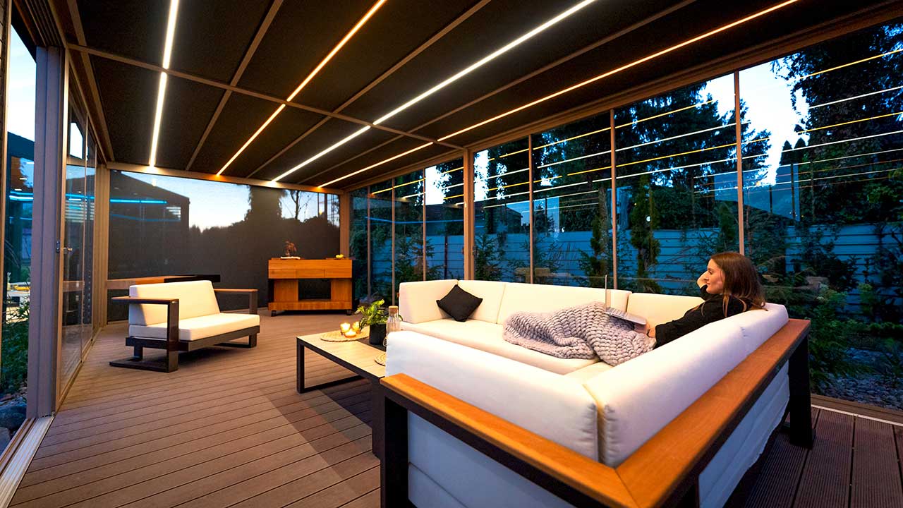 Planendach- bzw. Faltdach-Pergola auf der Terrasse mit LED-Beleuchtung.