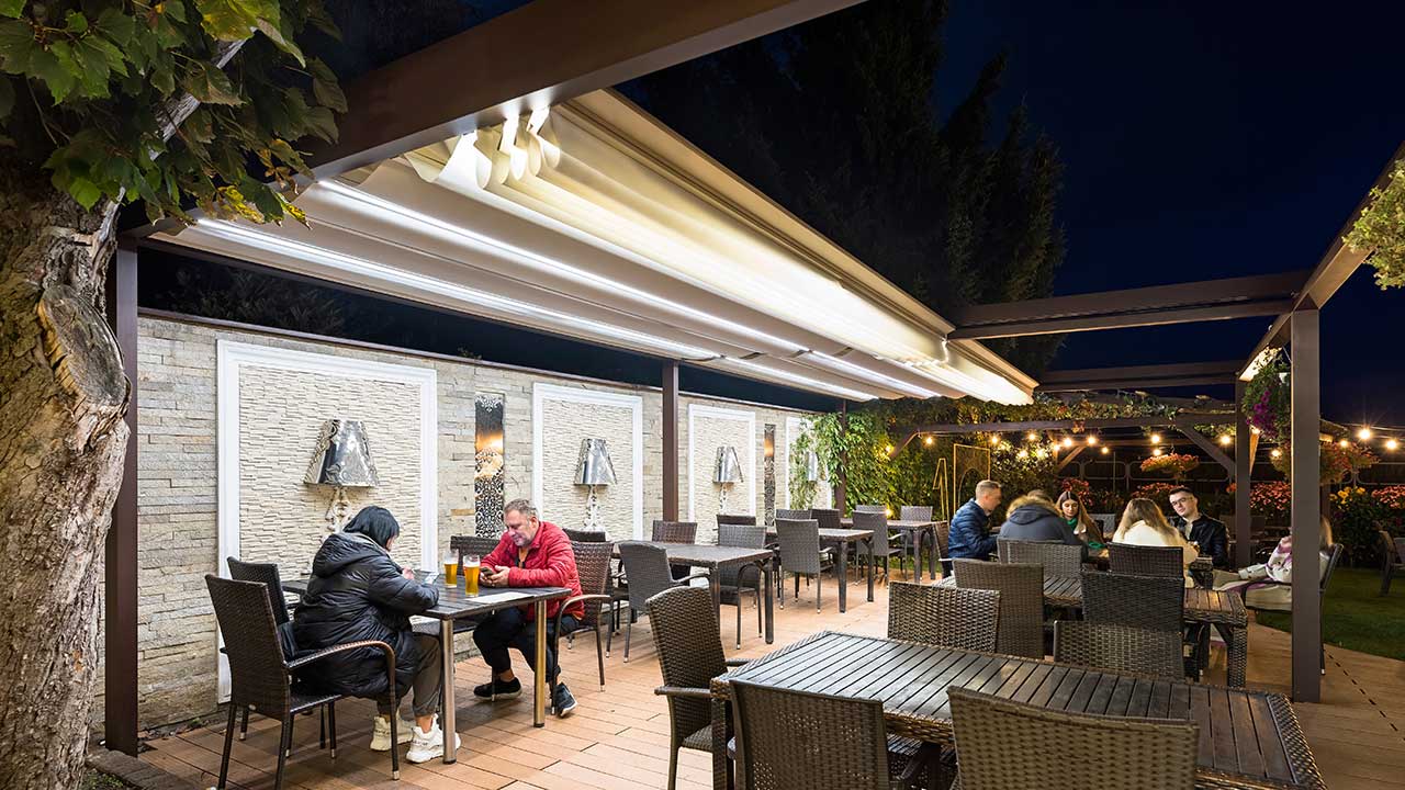 Praktische und aneinander gereihte Flatdach bzw. Planendach Pergolen, optimal für Gastronomiebetrieb oder Hotel
