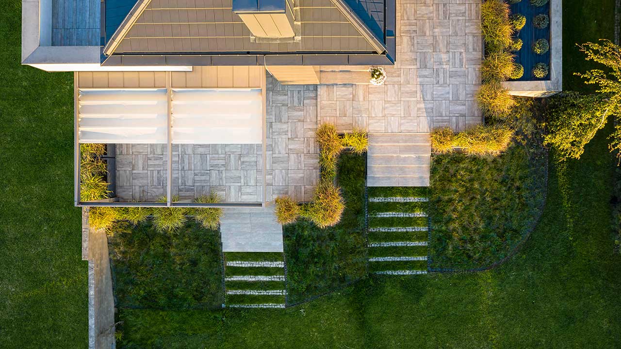 Wandmontierte Faltdach- bzw. Planendach-Pergola auf der Terrasse. 