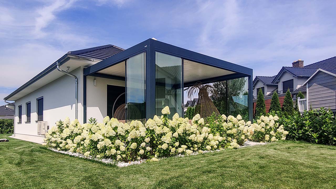 Moderner Sommergarten, Pergola direkt an das Haus montiert.