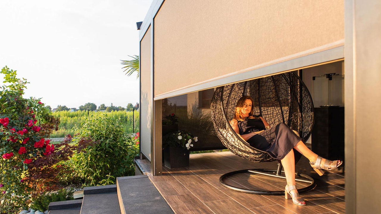 Pergola mit Zip-Screen (senkrecht verlaufende Jalousien) als Schutz vor Wind, Sonne und Blicken.