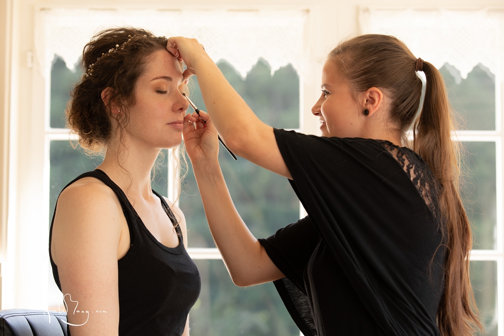 Braut Rahel 2019 Naturlocken Hocksteckfrisur und dezentes Make-Up, Fotos Cyrill Maag