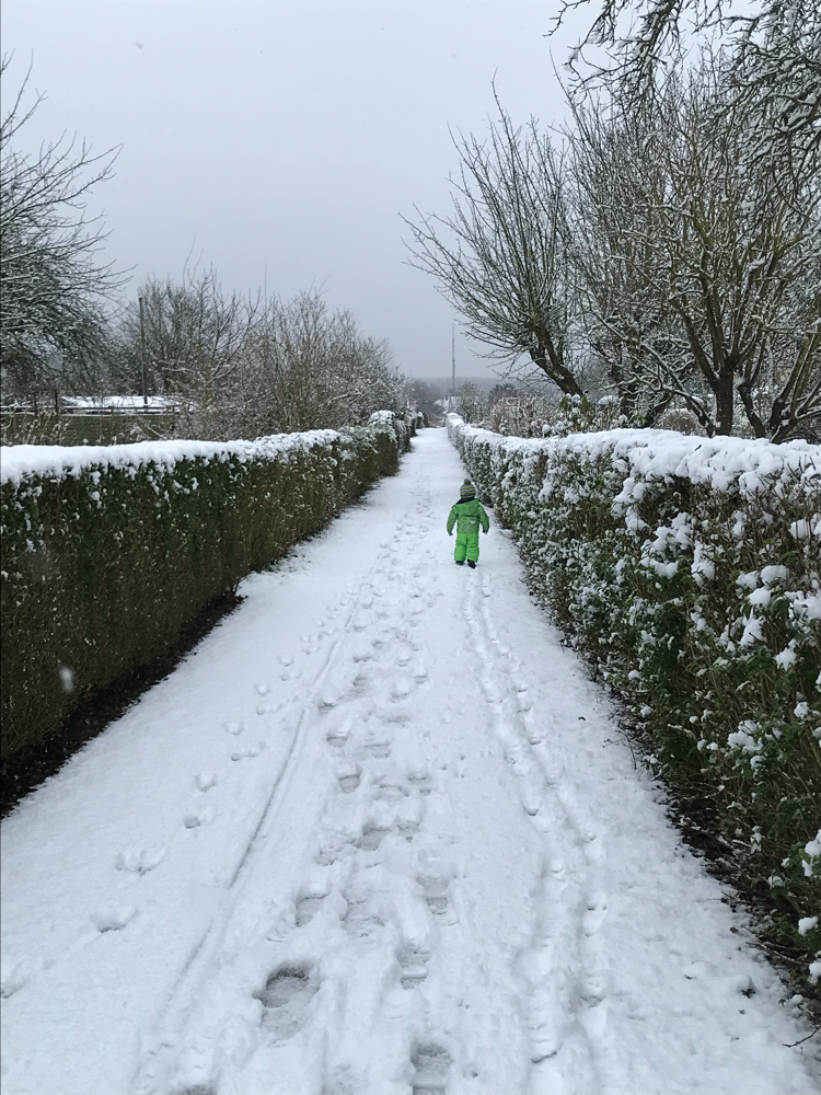 Der kleine Jesaja bestaunt das erste Mal die Schneemassen.