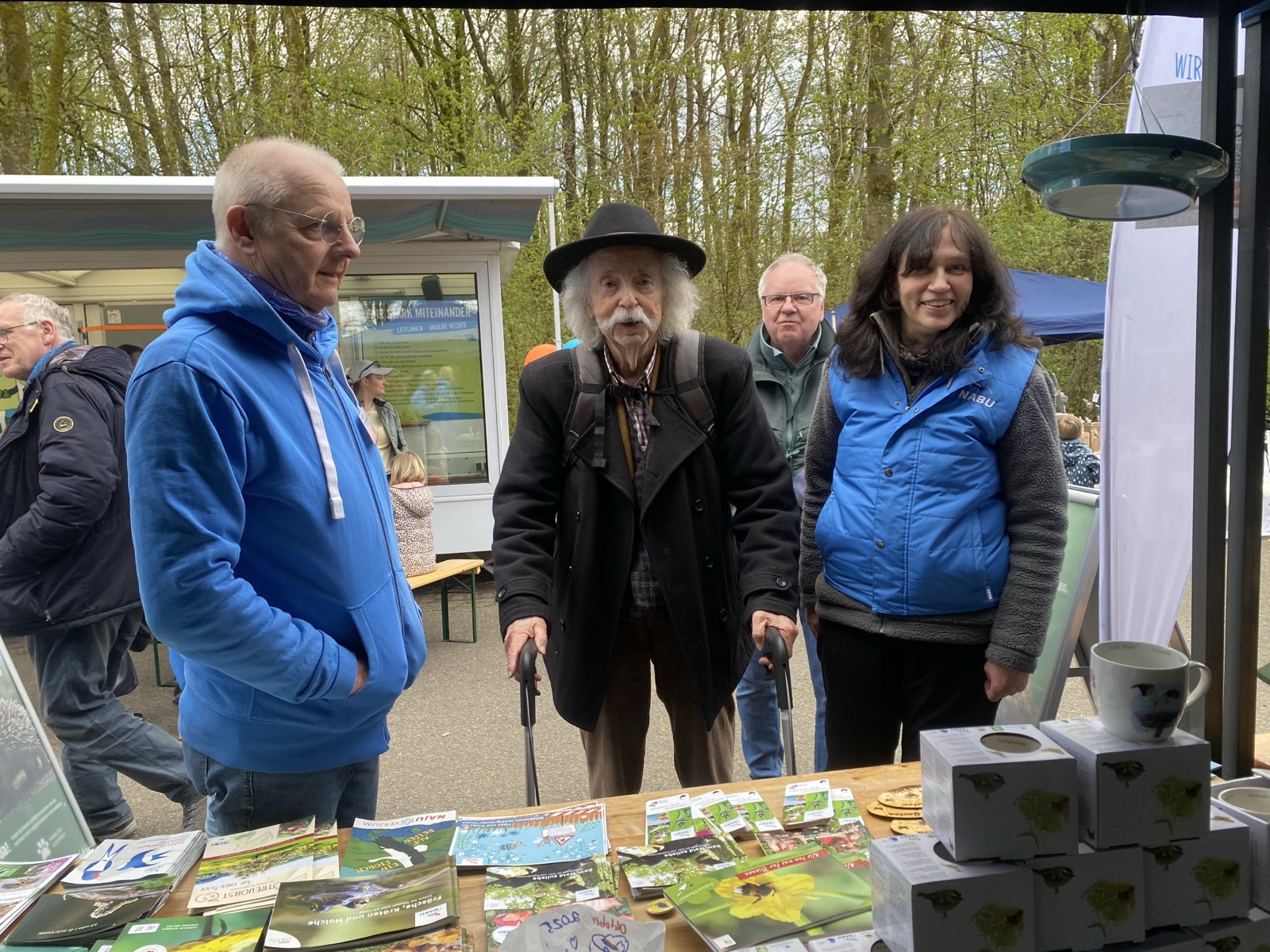 Jean Pütz ehrte unseren Stand mit seinem Besuch und einem angeregten Gespräch über sein Engagement für Vögel