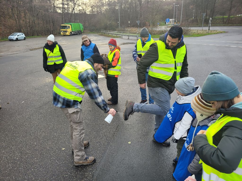 Dr. Marco Mora aus dem Vorstand des NABU Euskirchen sorgt für die Desinfektion der Schuhe aller Teilnehmer