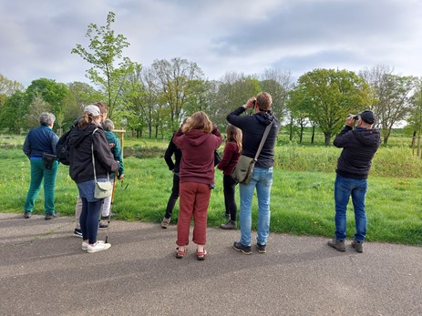 Die Teilnehmer beim Beobachten der Singvögel im Erftauenpark  Foto: Christiane Müller