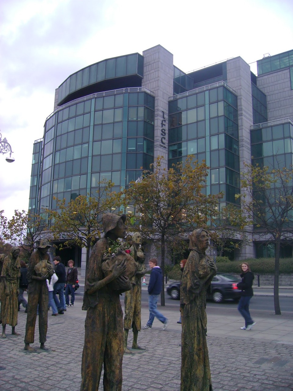 Aux portes du quartier des affaires de Dublin: The Famine Memorial rappelle l'époque où des millions d'Irlandais quittaient leur île ... Banques et sièges sociaux témoignent du dynamisme d'un pays qui attire désormais investisseurs et touristes. 