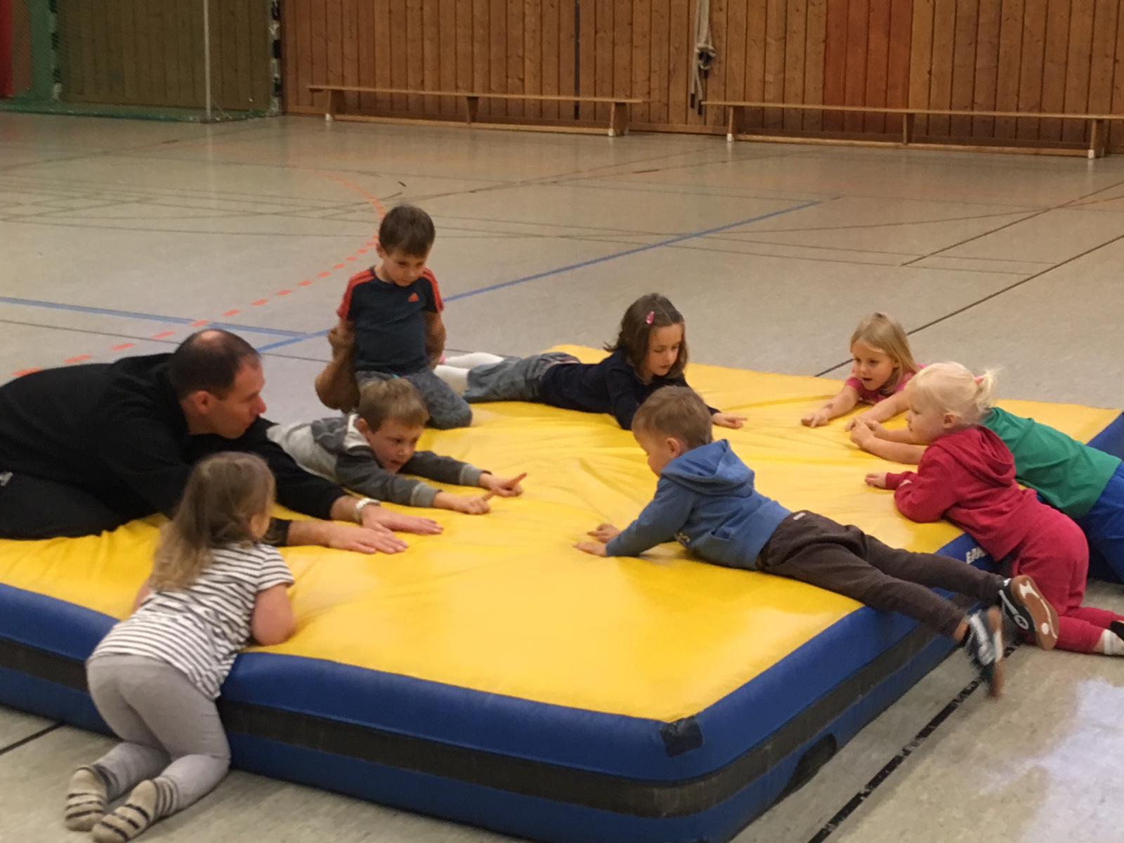 Kind in meinem team aus älteren mädchen
