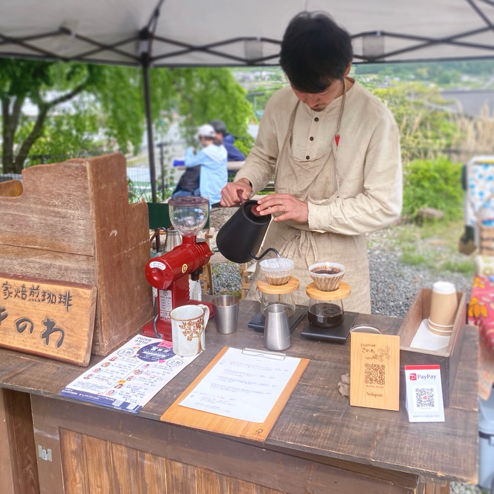 ドリップコーヒーを淹れている写真