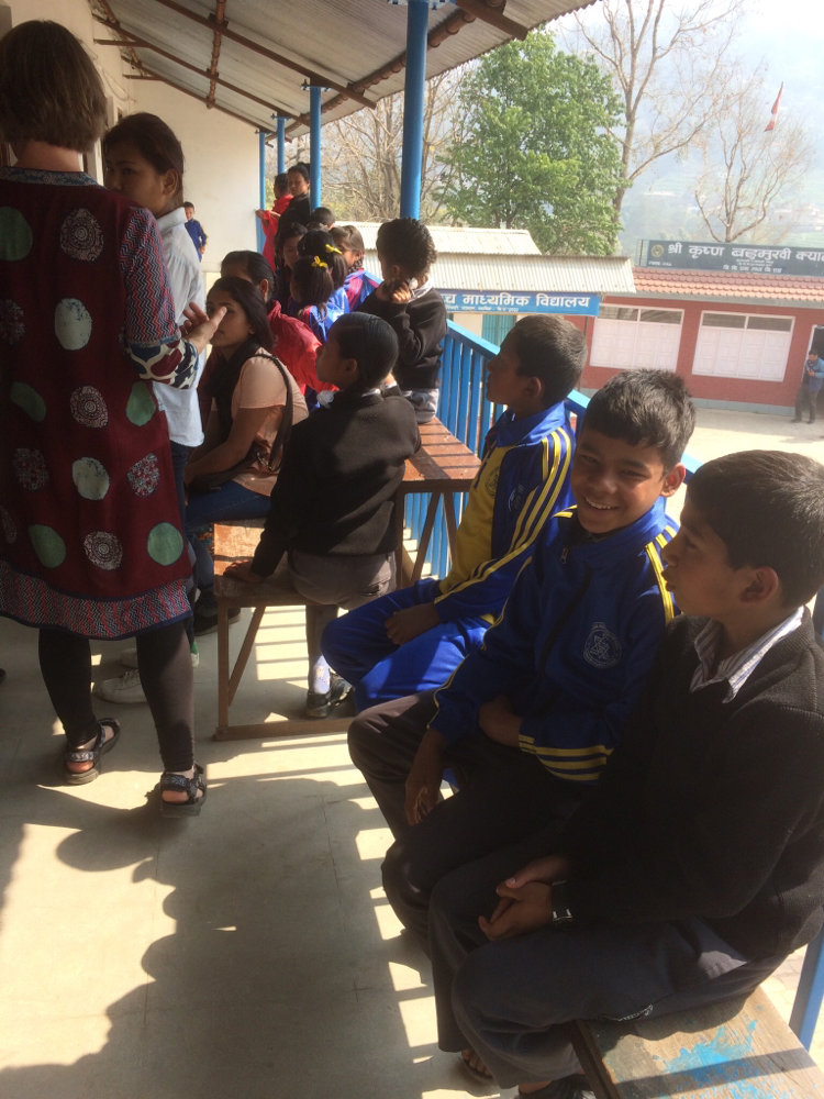 Warteschlangen vor den Augenuntersuchungen. Blaue Kleidung mit gelben Streifen sind von der Kharipati-Schule, mit roten Streifen (im Hintergrund) aus Chaling.