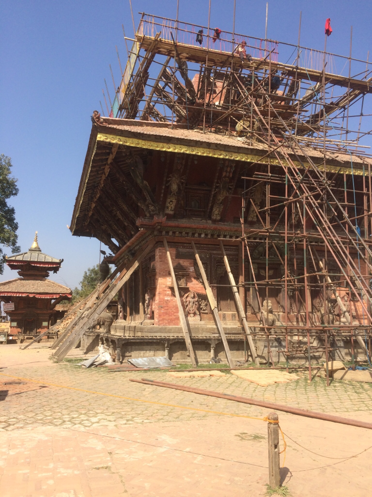 Beim Erdbeben wurde viel zerstört, dieser Tempel wird wieder aufgebaut.