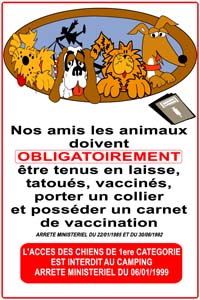 panneau avec texte nos amis les animaux doivent obligatoirement être tenus en laisse, tatoués, vaccinées, porter un collier et posséder un carnet de vaccination avec dessins de chiens