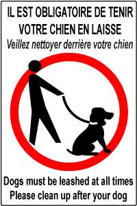 Panneau en Français et Anglais. Il est obligatoire de tenir votre chien en laisse. Veuillez nettoyer derrière votre chien